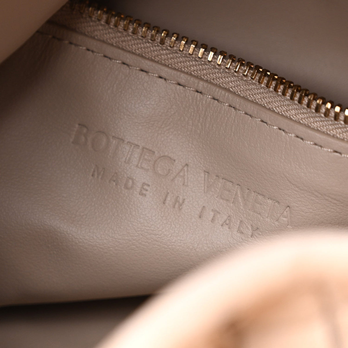 Suede Intrecciato Large Hop Ecru