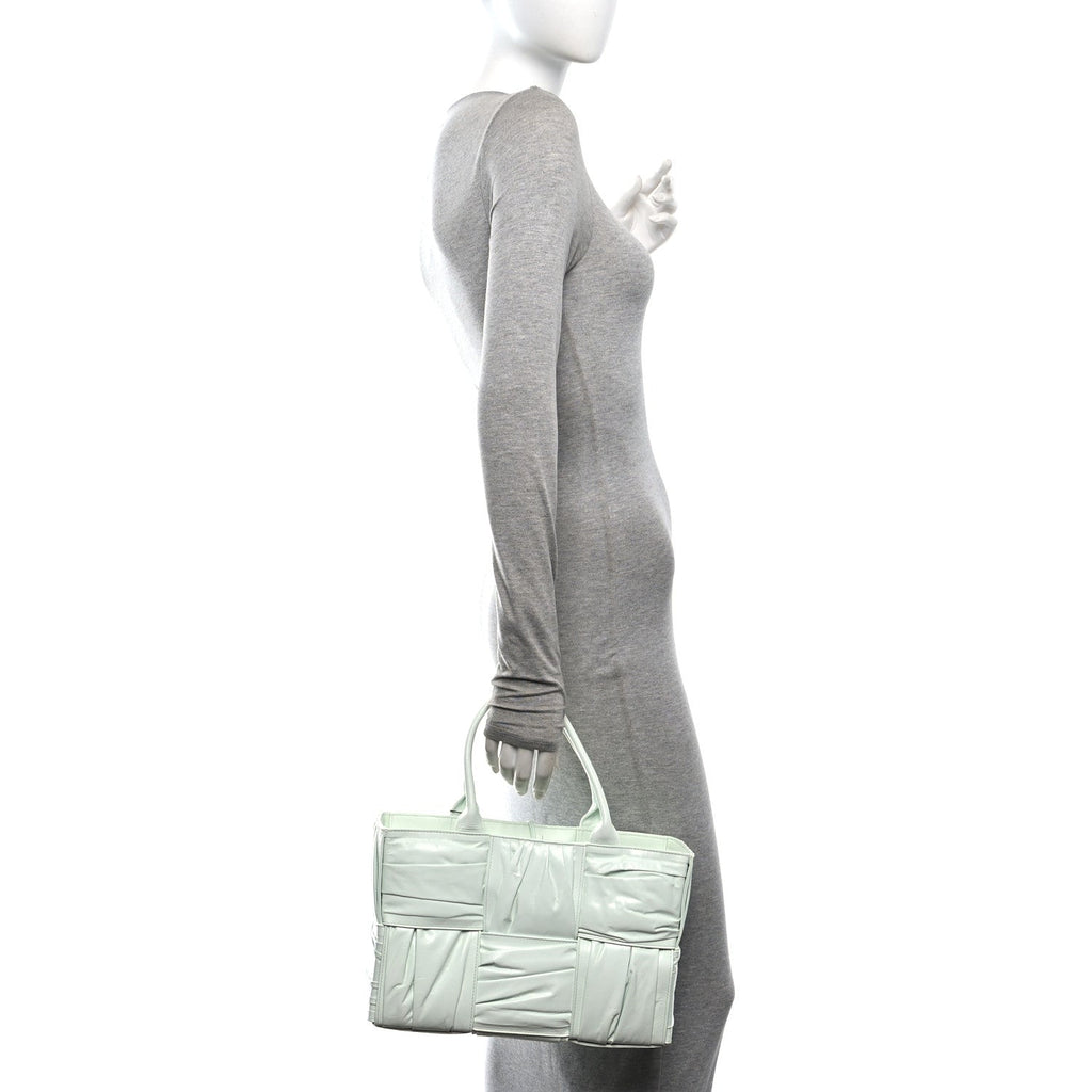 Foulard Intrecciato Pleated Medium Arco Tote Glacier
